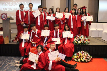 세인트폴 미국학교 졸업식 단체사진